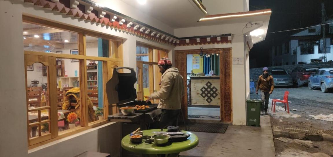 Hotel The Alpinist Cafe And Retreat Kaza Exterior foto