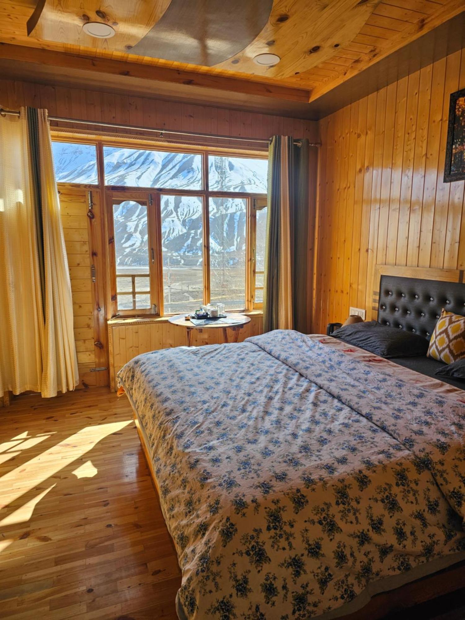 Hotel The Alpinist Cafe And Retreat Kaza Habitación foto