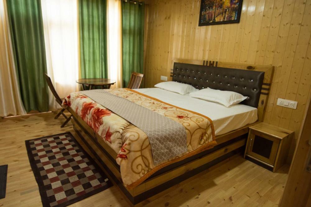 Hotel The Alpinist Cafe And Retreat Kaza Exterior foto